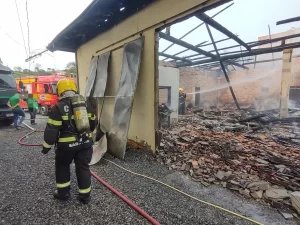 Prejuízo estimado em mais de R$ 800 mil em confecção destruída por incêndio em SC