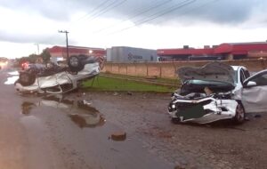 Colisão entre veículos provoca capotamento na SC-445 em Içara