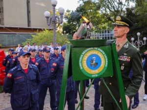 Semana da pátria começa com tocha simbólica e desfile militar em Florianópolis