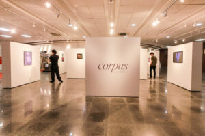 Exposição “Corpus” mescla obras feitas por IA e pinturas com técnicas tradicionais