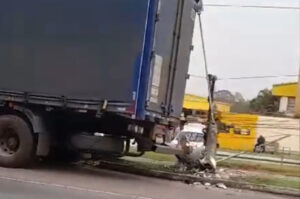 Caminhão atinge poste e seis bairros são atingidos por falta de energia
