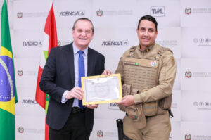 Policial recebe homenagem da Alesc após salvar recém-nascido