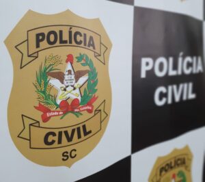 Mulher é presa em Laguna por aplicar golpes com compra de celulares