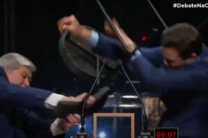Datena dá cadeirada em Pablo Marçal durante debate