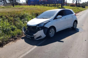 Mulher é encaminhada ao hospital após colisão na SC-443