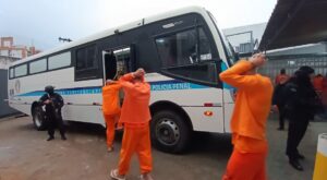 [VÍDEO] Maior transferência de detentos da história para outro Estado é realizada em Santa Catarina
