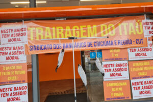 Bancários protestam em frente ao Itaú de Criciúma contra assédio moral e demissões