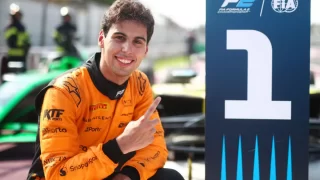 Gabriel Bortoleto, piloto da Invicta, celebrando o primeiro lugar