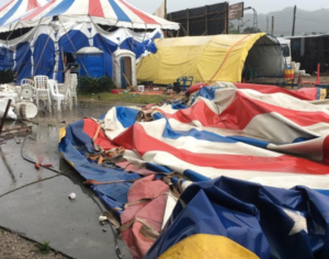 Ventania derruba estrutura do circo em Imbituba