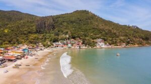 Praia de Pântano do Sul lidera poluição por plásticos no Brasil