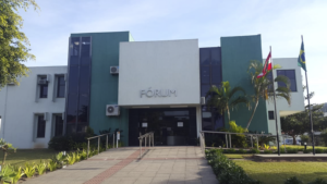 Homem com mandado tenta fugir de fórum e quebra porta de vidro