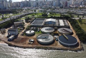 Casan promove ações para reduzir poluição marinha em Florianópolis