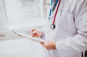 Casos graves de Alzheimer terão atenção ampliada no SUS