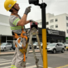 Hastes de semáforos recebem pintura em Tubarão