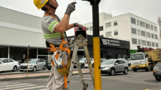 Hastes de semáforos recebem pintura em Tubarão