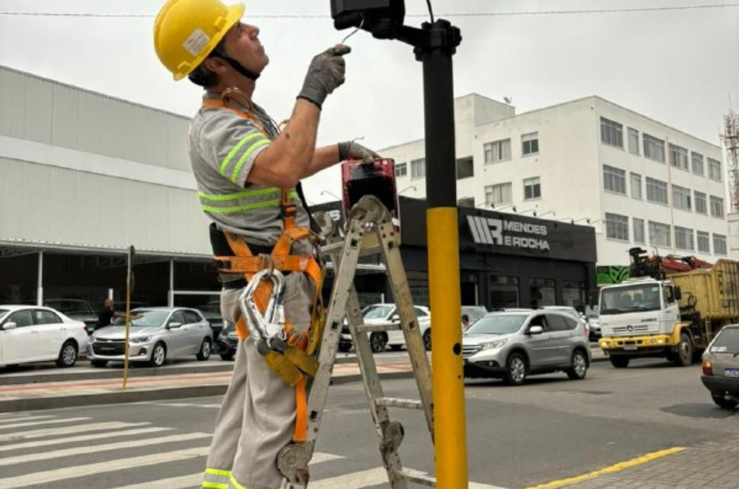 Hastes de semáforos recebem pintura em Tubarão