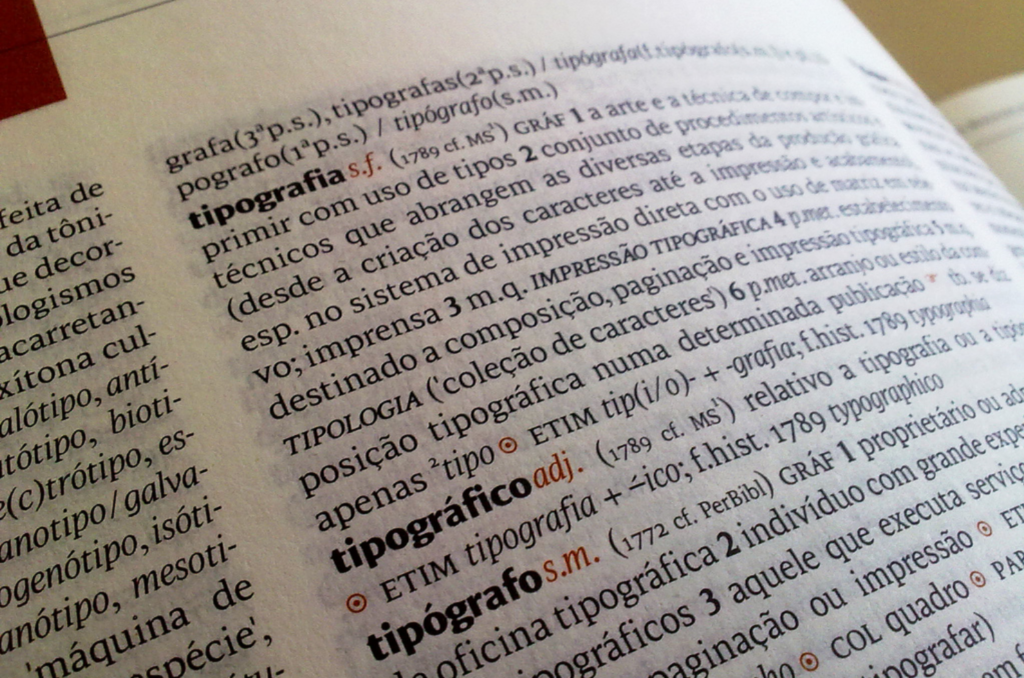 Qual é a única palavra em português que tem plural no meio?