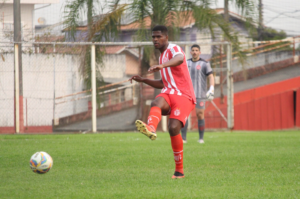 Geninho assume braçadeira de capitão e lidera defesa sólida do Hercílio Luz na Copa SC