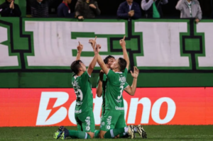 Chapecoense vence Amazonas e se afasta do Z4