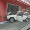 [VÍDEO] Veículo invade fachada de loja e quase acerta cliente em Tubarão