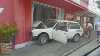 [VÍDEO] Veículo invade fachada de loja e quase acerta cliente em Tubarão