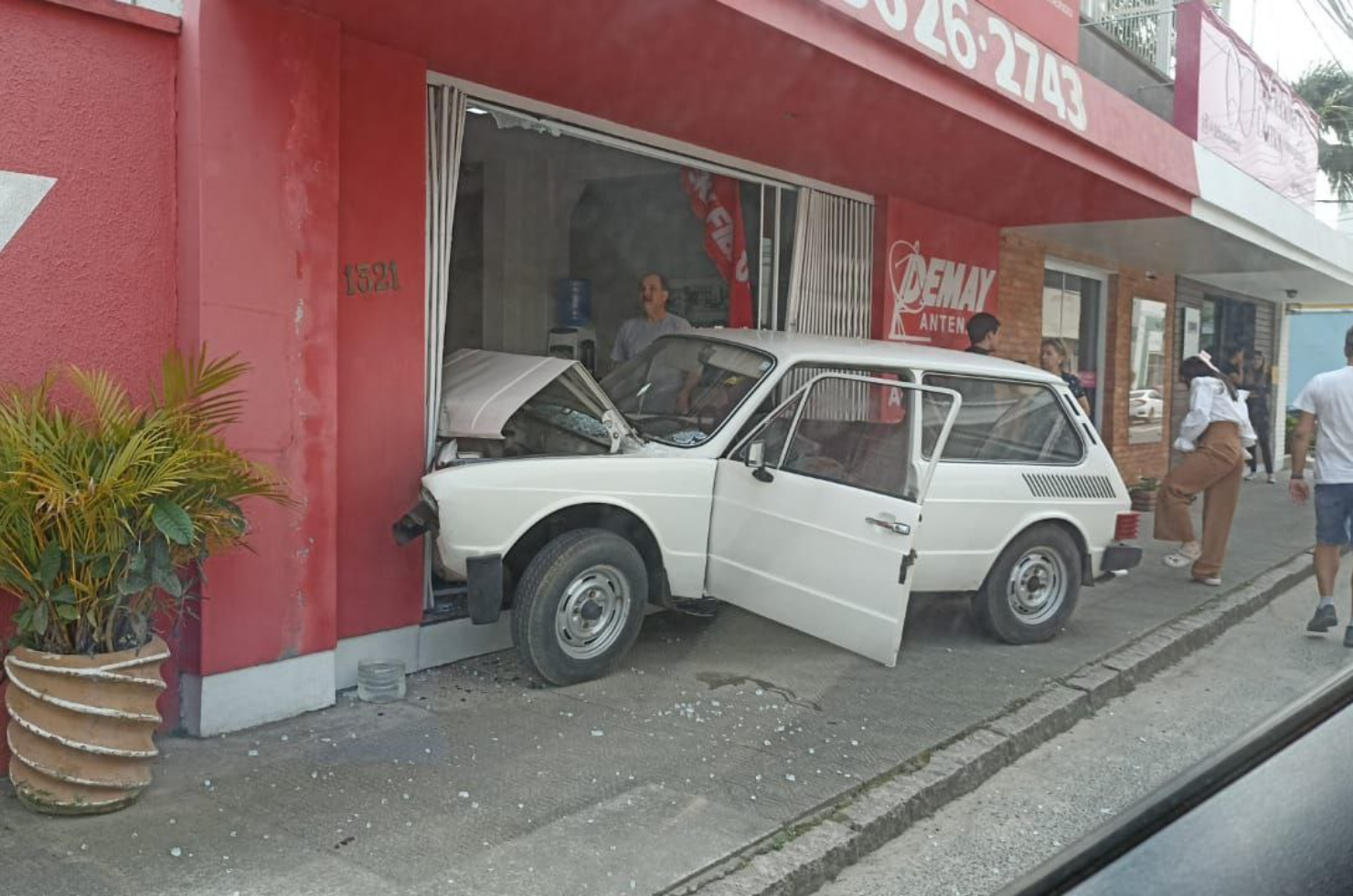 [VÍDEO] Veículo invade fachada de loja e quase acerta cliente em Tubarão