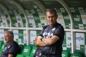 “Ficamos devendo na competitividade e nos duelos”, diz Tencati após a goleada