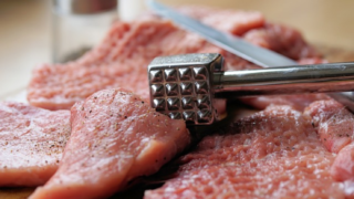 Veja qual a melhor carne para fazer o bife acebolado perfeito