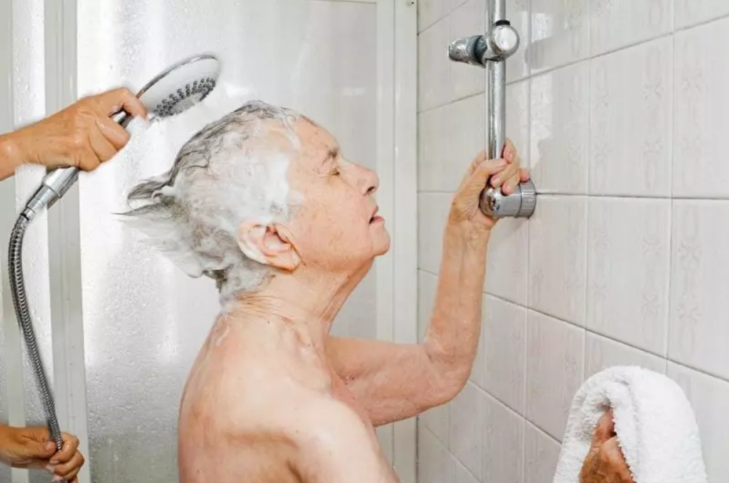 Qual a frequência correta de dar banho em idosos?