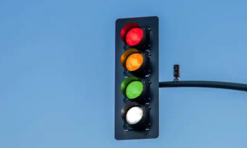 Semáforo com 4 cores? Veja o que significa