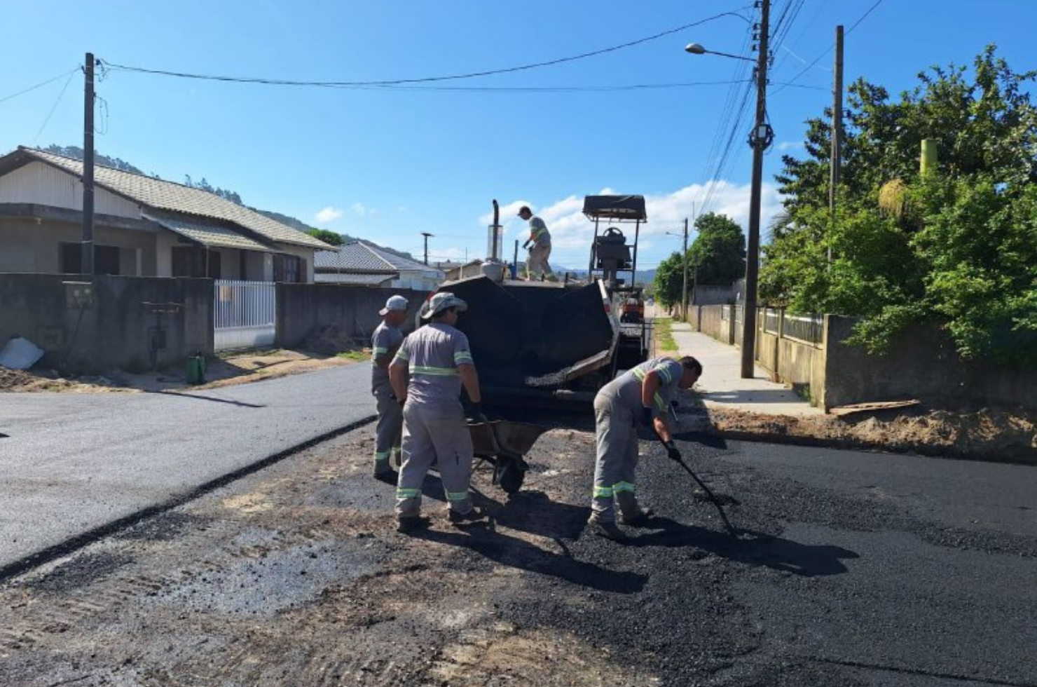 Trecho da Rua Rafael Luciano é asfaltado em Capivari de Baixo