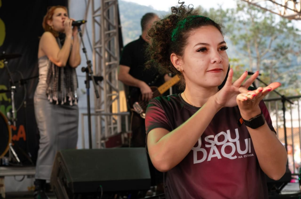 Cantora se apresenta em Tubarão com músicas autorais e interpretação em Libras