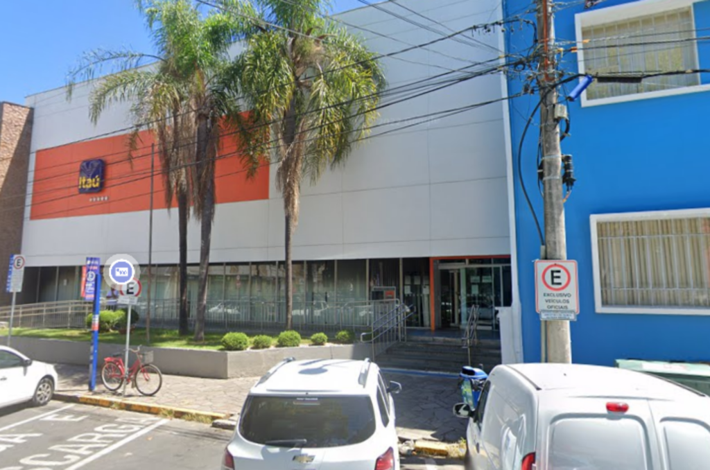 Homem invade agência bancária e quebra caixa eletrônico em Tubarão