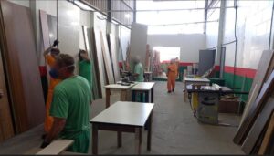 Móveis para famílias gaúchas já estão sendo produzidos por detentos do presídio de Araranguá
