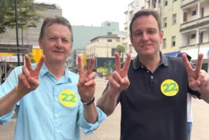 Guidi e Acélio mobilizam apoiadores na praça Nereu