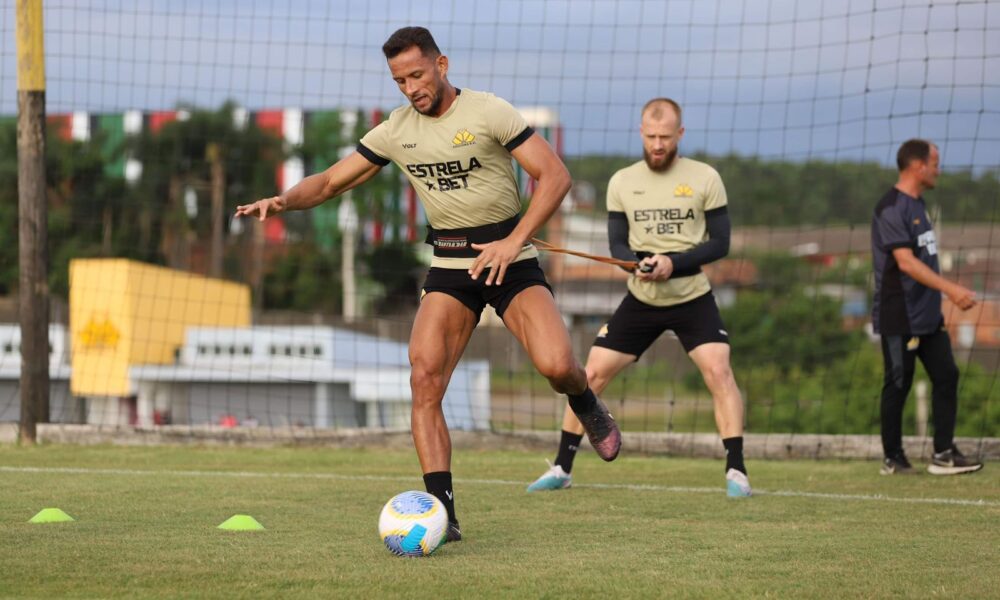 Criciúma: Tencati orienta treino físico e técnico com elenco completo