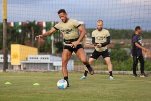 Criciúma: Tencati orienta treino físico e técnico com elenco completo
