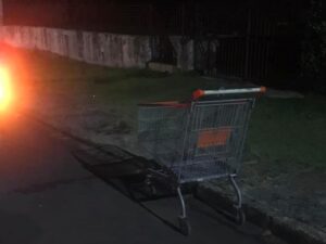 Homem é encontrado morto dentro de carrinho de supermercado em Itajaí
