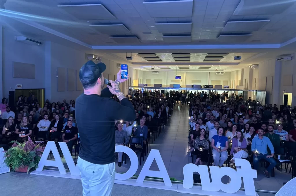 Palestrantes e público participando do 12º Fórum Aciva de Networking em Araranguá