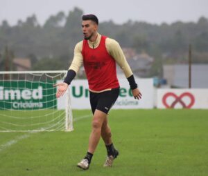 Wilker Angel participa de coletivo e time principal vence Sub-23 com gol de Popó