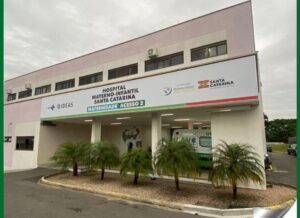 Mulher tem prejuízo de pelo menos R$ 4 mil após ter bolsa roubada em estacionamento de hospital em Criciúma
