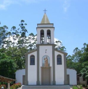 Homem é encontrado dormindo em igreja e desorientado após festa comunitária em Orleans