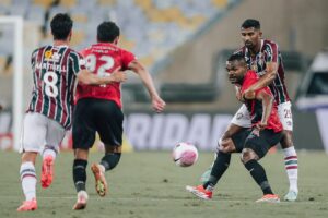 Fluminense vence Athletico-PR e ultrapassa Criciúma na tabela de classificação do Brasileirão