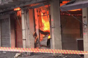Incêndio atinge famoso shopping de comércio popular no Brás/SP
