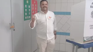 Candidato a prefeito de Içara, Max de Mello, votando na APAE durante as eleições 2024