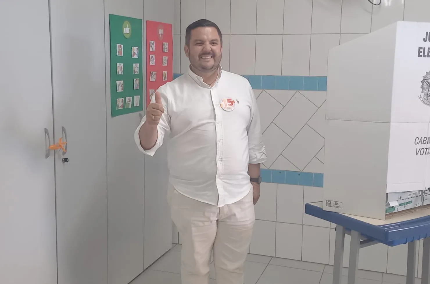 Candidato a prefeito de Içara, Max de Mello, votando na APAE durante as eleições 2024