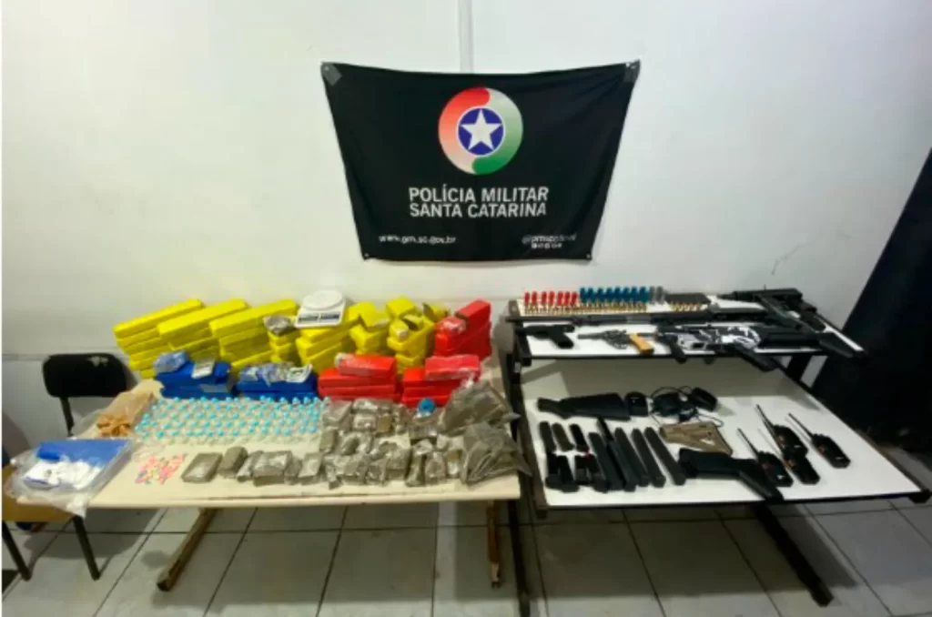 Abordagem policial em Araranguá resultando na detenção de um homem com armas e drogas