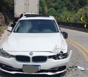 Caminhoneiro confessa desatenção em acidente que danificou BMW na Serra