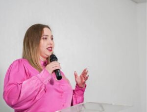 Advogada vítima de policiais recebe desagravo de criminalistas