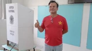 Lauro Nogueira, candidato a prefeito de Içara, votando na EMEF Quintino Rizzieri